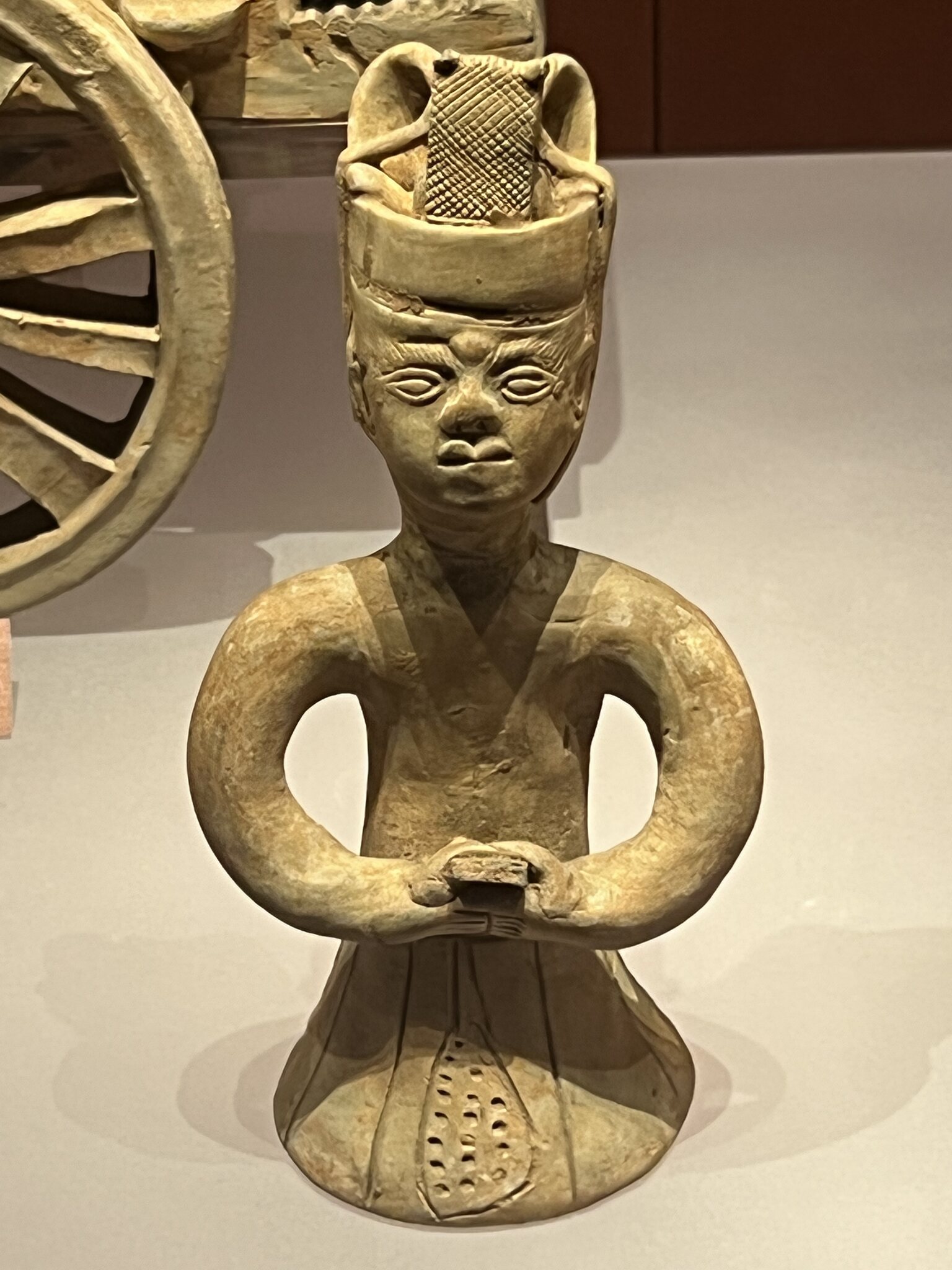 青铜侍俑端坐着显得庄重又生动