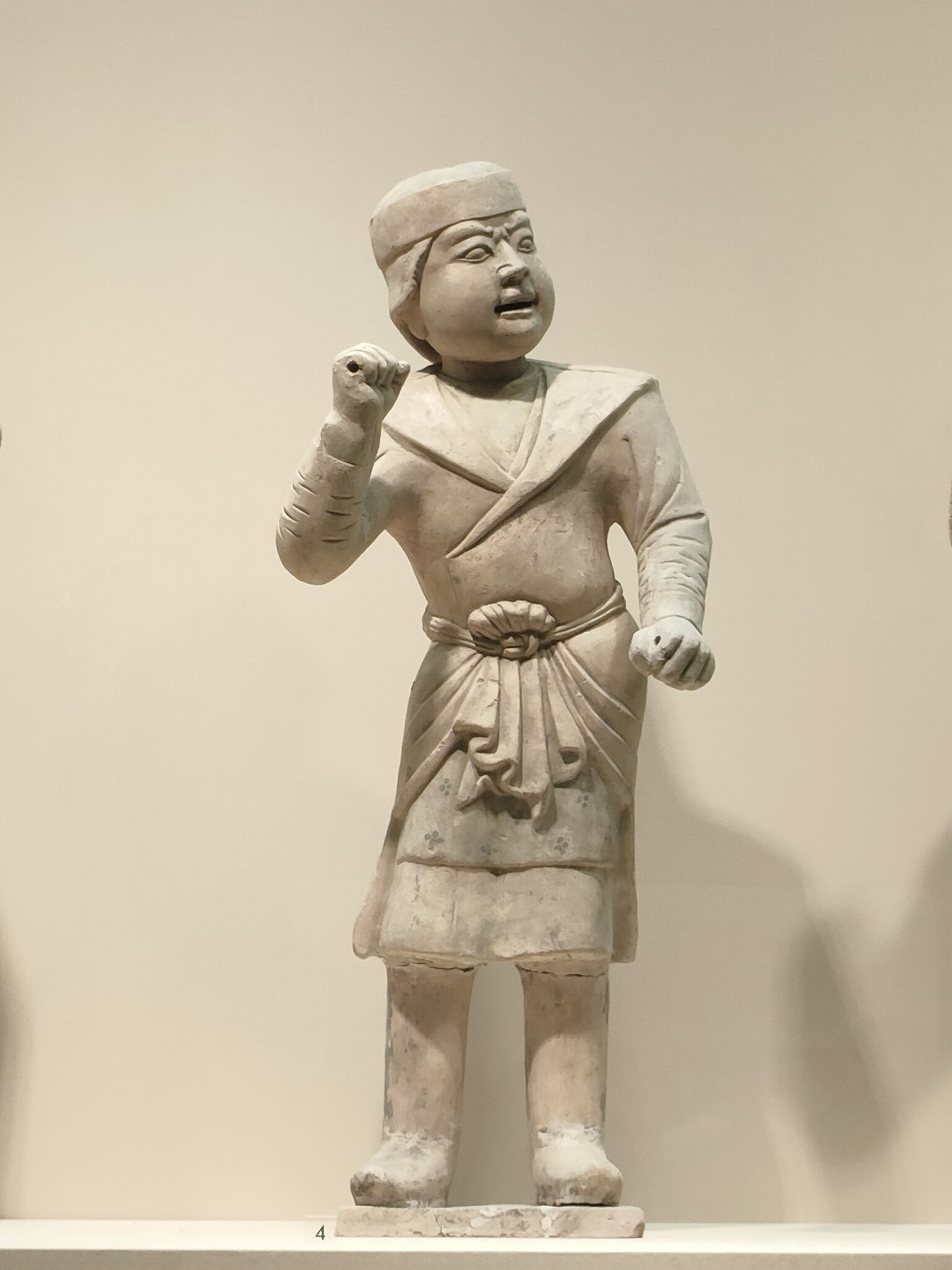 陶俑站立着露出夸张的神情