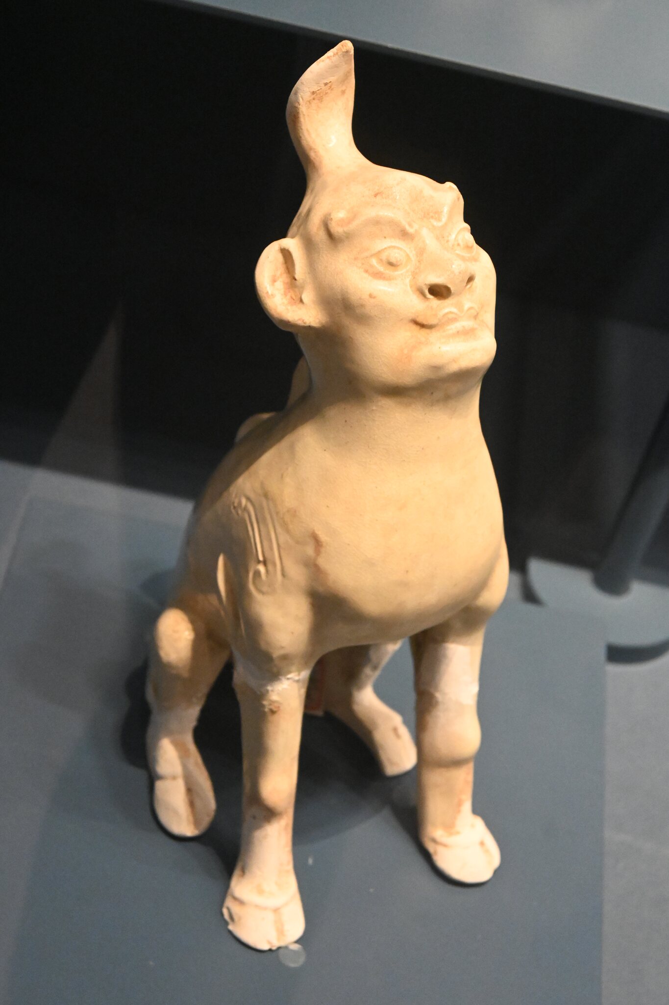 陶塑小兽睁大眼睛神态滑稽