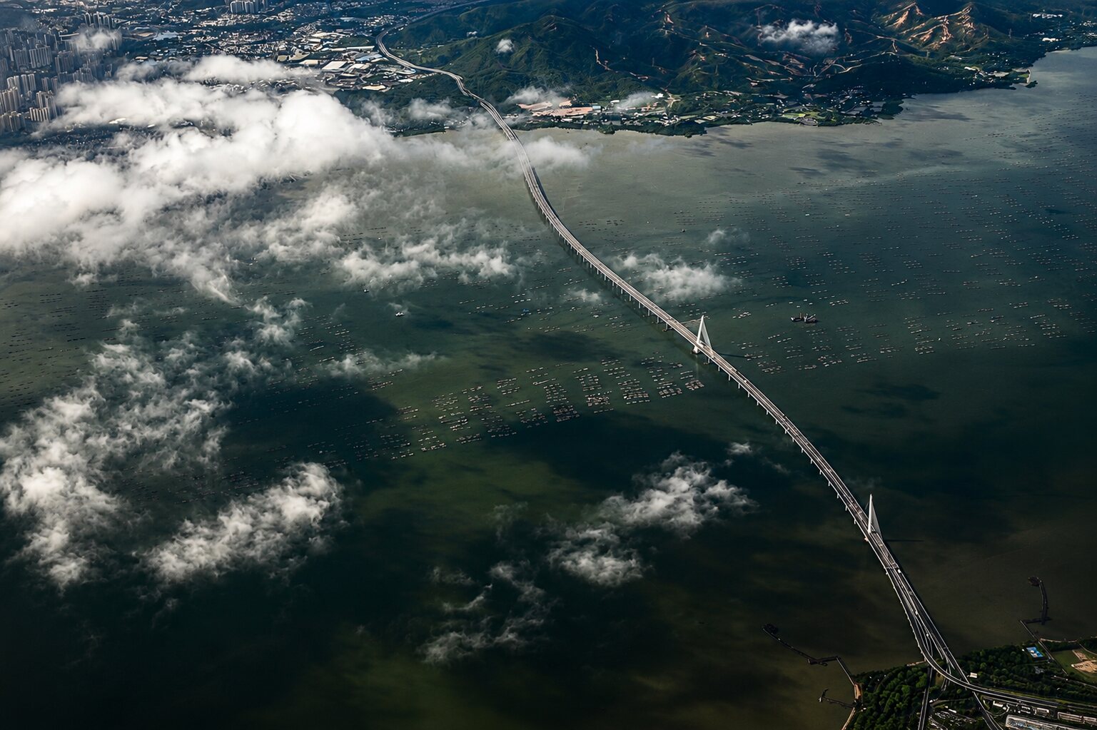 飞机上俯瞰跨海长桥