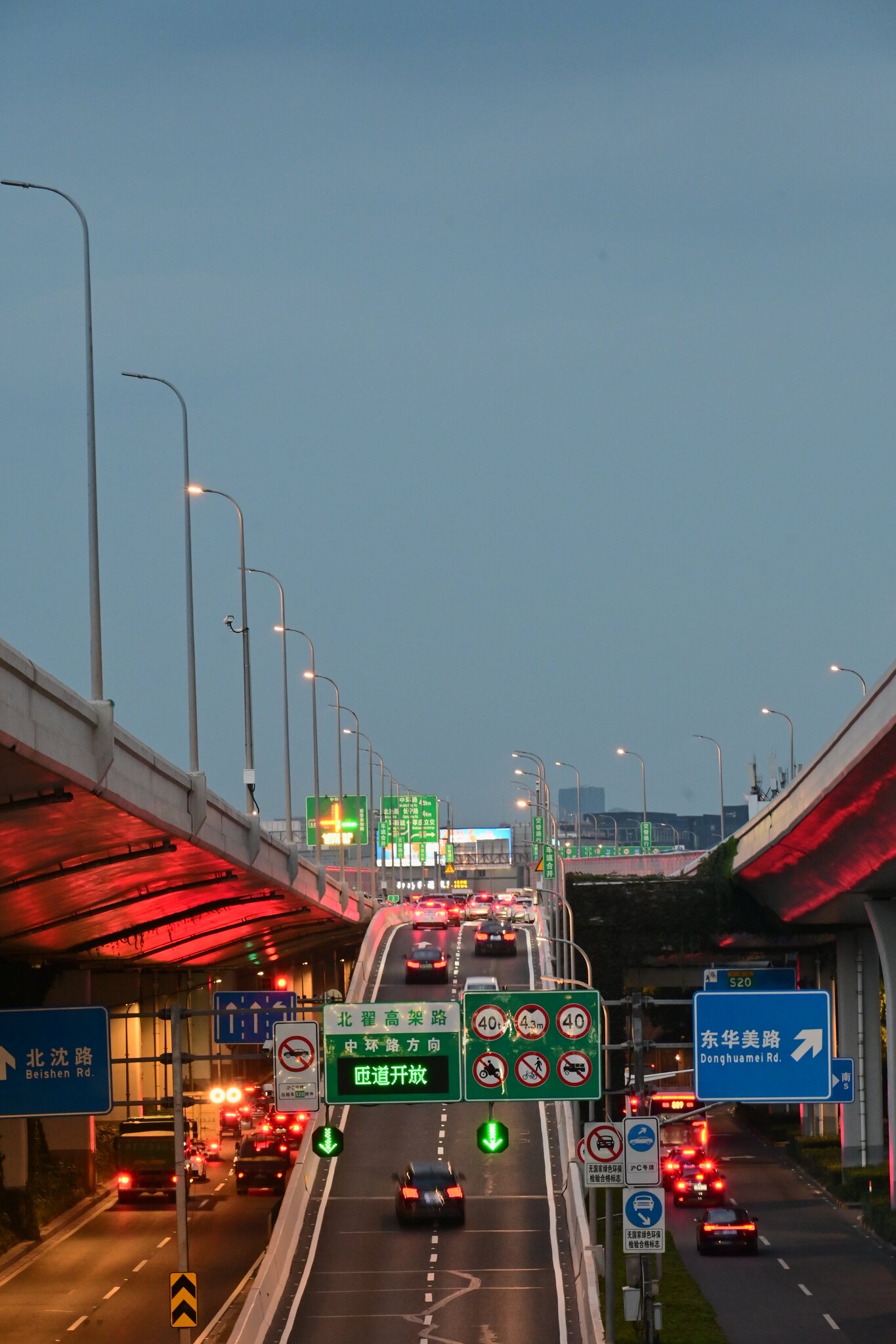 傍晚高架路在车流灯光中延伸